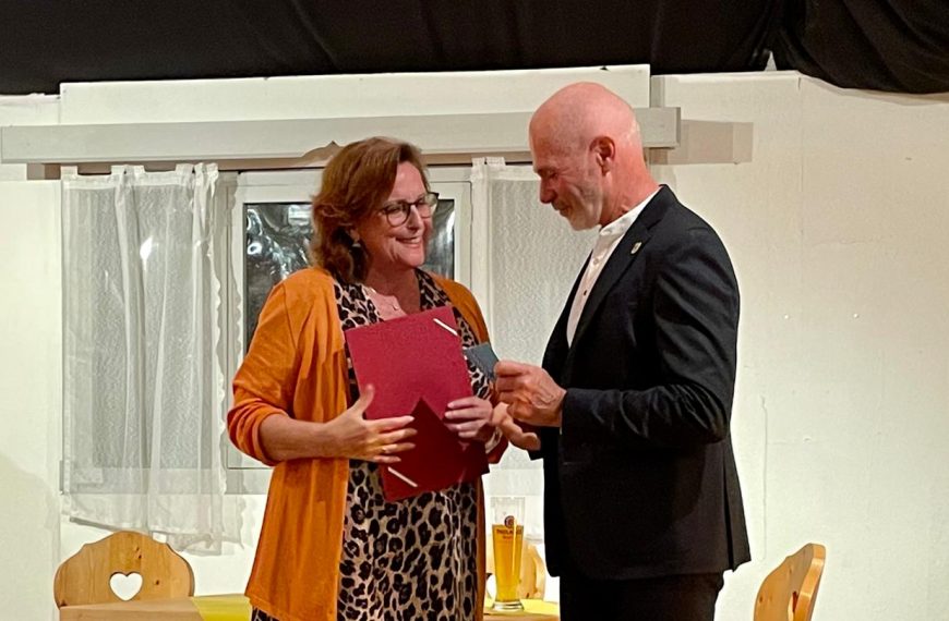 Die Stadt Wolfratshausen hat Eva-Maria Rühling, 1. Vorstand von Bürger für Bürger Nachbarschaftshilfe Wolfratshausen e. V., mit dem Ehrenamtspreis – Sonderauszeichnung in der Kategorie „projektbezogen/besonders intensives Ehrenamt“ geehrt. Die Auszeichnung wurde im Juni 2025 von 1. Bürgermeister Klaus Heilinglechner verliehen und würdigt ihr außergewöhnliches ehrenamtliches Engagement zum Wohle der Bürgerinnen und Bürger. Wir gratulieren herzlich und danken Eva-Maria für ihren unermüdlichen Einsatz!