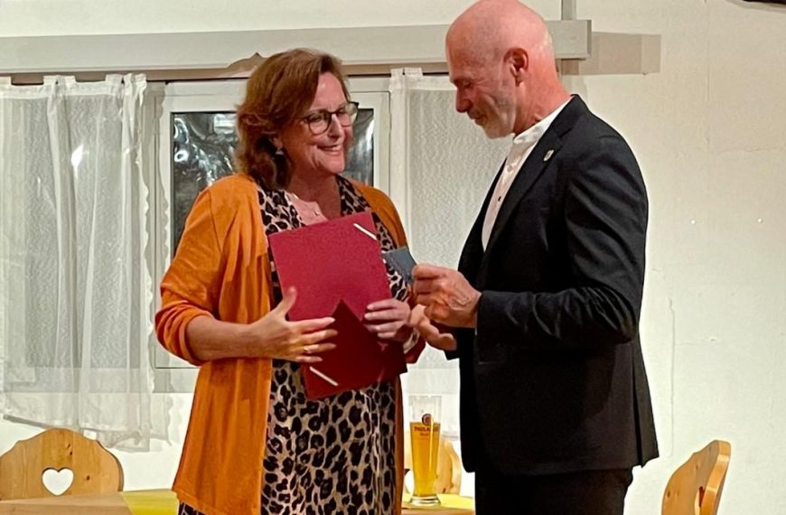 Die Stadt Wolfratshausen hat Eva-Maria Rühling, 1. Vorstand von Bürger für Bürger Nachbarschaftshilfe Wolfratshausen e. V., mit dem Ehrenamtspreis – Sonderauszeichnung in der Kategorie „projektbezogen/besonders intensives Ehrenamt“ geehrt. Die Auszeichnung wurde im Juni 2025 von 1. Bürgermeister Klaus Heilinglechner verliehen und würdigt ihr außergewöhnliches ehrenamtliches Engagement zum Wohle der Bürgerinnen und Bürger. Wir gratulieren herzlich und danken Eva-Maria für ihren unermüdlichen Einsatz!