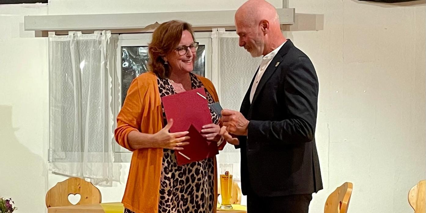 Die Stadt Wolfratshausen hat Eva-Maria Rühling, 1. Vorstand von Bürger für Bürger Nachbarschaftshilfe Wolfratshausen e. V., mit dem Ehrenamtspreis – Sonderauszeichnung in der Kategorie „projektbezogen/besonders intensives Ehrenamt“ geehrt. Die Auszeichnung wurde im Juni 2025 von 1. Bürgermeister Klaus Heilinglechner verliehen und würdigt ihr außergewöhnliches ehrenamtliches Engagement zum Wohle der Bürgerinnen und Bürger. Wir gratulieren herzlich und danken Eva-Maria für ihren unermüdlichen Einsatz!